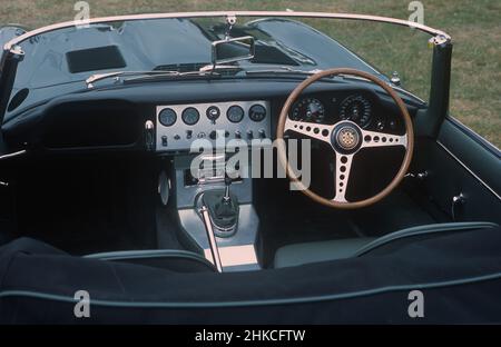 Der berühmte Jaguar E-TYPE 77 RW in der Frühproduktion, der zum Zeitpunkt der Markteinführung des Modells 1961 auf dem Goodwood Festival 2001 zahlreichen Straßenversuchen unterzogen wurde. Stockfoto