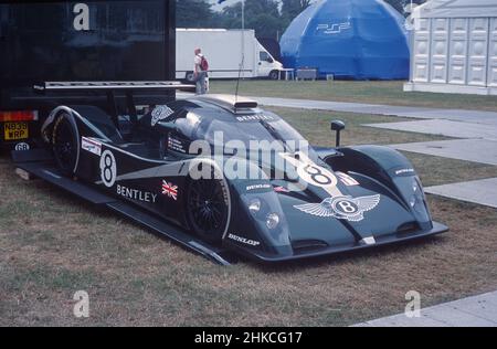 Bentley Speed 8, Gewinner des 24-Stunden-Rennens von Le Mans 2001, wird beim diesjährigen Goodwood Festival of Speed ausgestellt. Stockfoto