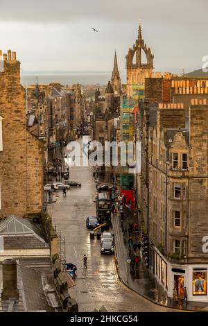 Blick über die Dächer von Edinburgh auf den Lawnmarket und die Altstadt auf die Autos und Fußgänger darunter Stockfoto