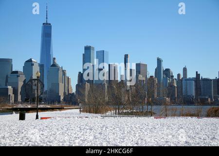 Downtown Manhattan mit Winterschnee auf dem Boden, aufgenommen vom Liberty State Park in Jersey City Stockfoto