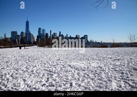 Downtown Manhattan mit Winterschnee auf dem Boden, aufgenommen vom Liberty State Park in Jersey City Stockfoto