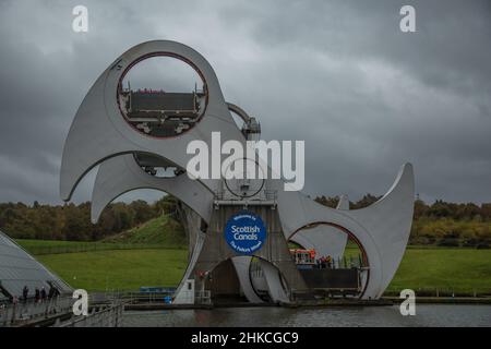 Das Falkirk Wheel ist ein rotierender Bootsaufzug in Falkirk, Schottland, der den Forth und Clyde Canal mit dem Union Canal verbindet Stockfoto