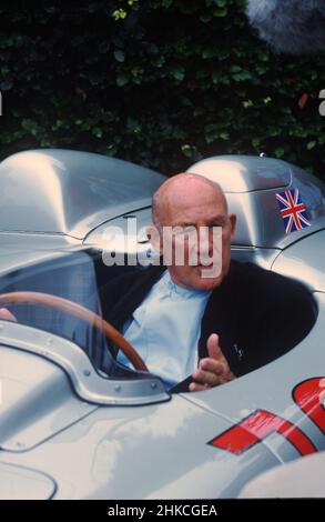Sir Stirling Moss am Steuer seines Mille Miglia-Siegersportwagens Mercedes-Benz 300 SLR beim Goodwood Festival of Speed 2001. Stockfoto