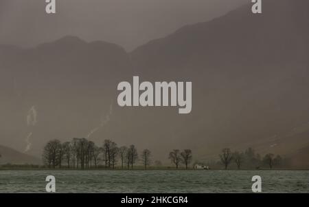 Ein Tag mit heftigem Regen in Buttermere im englischen Lake District, wobei die umliegenden Fjells von Nebel und niedrigen Wolken bedeckt sind Stockfoto