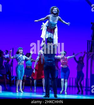 London, Großbritannien. 3rd. Februar 2022. Fotocall Dirty Dancing - die klassische Geschichte auf der Bühne des Dominion Theatre London Credit: Ian Davidson/Alamy Live News Stockfoto