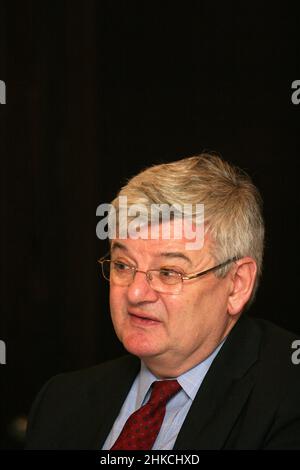 ISTANBUL, TÜRKEI - 11. APRIL: Der berühmte deutsche Politiker Joschka Fischer porträtiert am 11. April 2008 in Istanbul, Türkei. Von 1998 bis 2005 war er Außenminister und Vizekanzler Deutschlands. Stockfoto