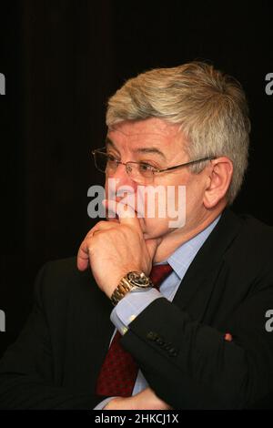 ISTANBUL, TÜRKEI - 11. APRIL: Der berühmte deutsche Politiker Joschka Fischer porträtiert am 11. April 2008 in Istanbul, Türkei. Von 1998 bis 2005 war er Außenminister und Vizekanzler Deutschlands. Stockfoto