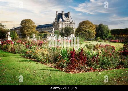 Der Jardin des Tuileries (Garten) ist eine wunderbare Annäherung an das Musée Louvre in Paris. Stockfoto