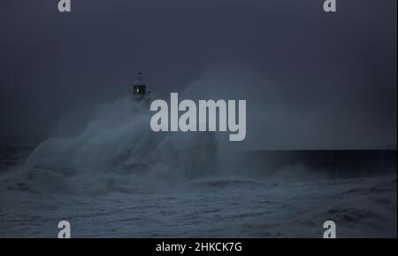 Die Sturmwinde des Sturms Arwen verursachen riesige Wellen, die den Leuchtturm und den Nordpier, die die Mündung des Tyne in Tynemouth, England, bewachen, schlagen Stockfoto