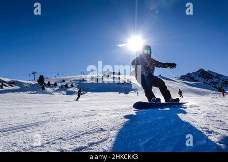 Snowborder, Piste, Trois Vallees, Departement Savoie, Frankreich Stockfoto