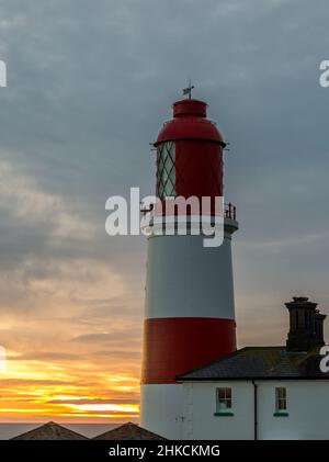 Der rot-weiß gestreifte, 23 Meter hohe Souter Lighthouse und die Leas in Marsden, South Shields, England, wenn die Sonne aufgeht Stockfoto