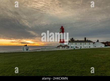 Der rot-weiß gestreifte, 23 Meter hohe Souter Lighthouse und die Leas in Marsden, South Shields, England, wenn die Sonne aufgeht Stockfoto