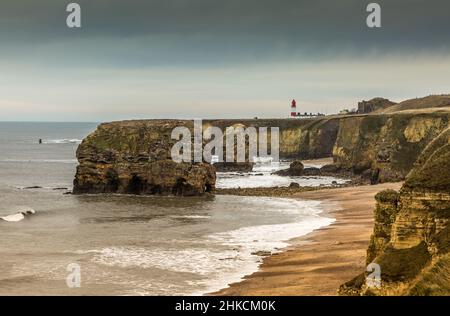 Der Blick entlang der Marshden Bay bei Sunderland, auf die Klippen und das Sandsteinmeer, wenn die Flut eintrifft Stockfoto