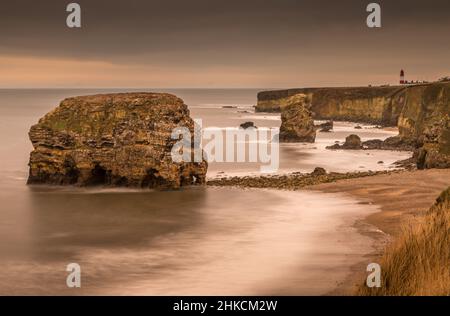 Der Blick entlang der Marshden Bay bei Sunderland, auf die Klippen und das Sandsteinmeer, wenn die Flut eintrifft Stockfoto