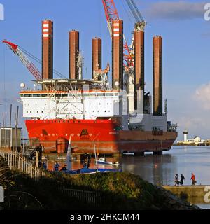 Installationsschiff für Windkraftanlagen, „MPI Adventure“, in Larne Harbour. Stockfoto