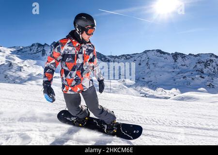 Snowborder, Piste, Trois Vallees, Departement Savoie, Frankreich Stockfoto