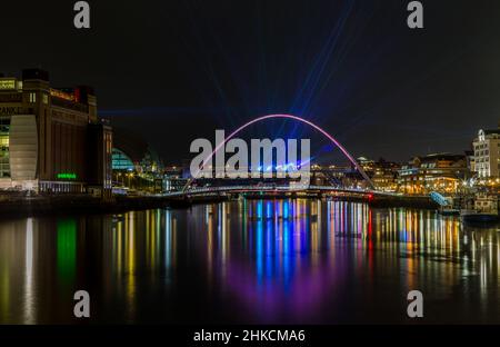 Um Silvester in Newcastle einzubringen, gab es eine Lasershow in der Stadt, bei der die Laserstrahlen im Fluss Tyne sichtbar waren Stockfoto