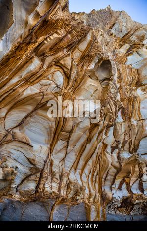 Vertikale Sedimentschichten am Bouddi Point, Maitland Bay, Bouddi National Park, Central Coast, New South Wales, Australien Stockfoto