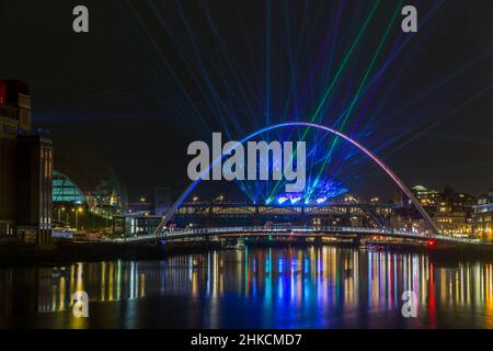 Um Silvester in Newcastle einzubringen, gab es eine Lasershow in der Stadt, bei der die Laserstrahlen im Fluss Tyne sichtbar waren Stockfoto