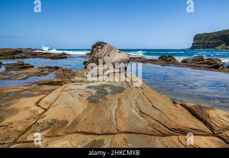 Felsplattform und Felsenpool in Little Beach, Bouddi National Park, Central Coast, New South Wales, Australien Stockfoto