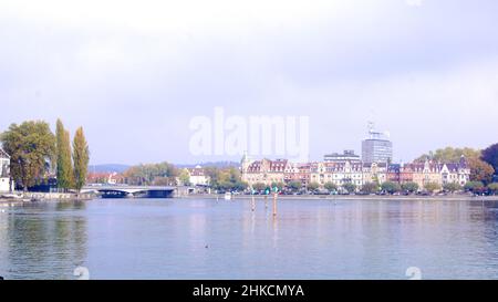 KONSTANZ, DEUTSCHLAND - 14 Okt 2015: Bodensee-Promenade mit einer Brücke im Hintergrund Stockfoto