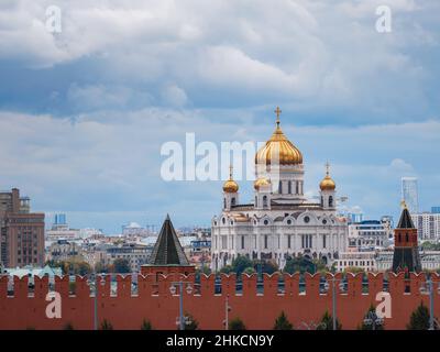 Reise nach moskau, russland, Haupttouristenattraktionen. Blick auf die Kathedrale von Christus dem Erlöser im Zentrum der Stadt. wolkiger Tag Stockfoto