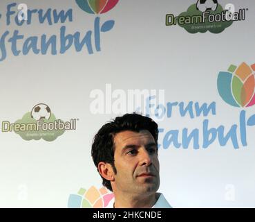 ISTANBUL, TÜRKEI - 3. FEBRUAR: Der berühmte portugiesische Fußballspieler Luis Figo porträtiert am 3. Februar 2012 in Istanbul, Türkei. Stockfoto