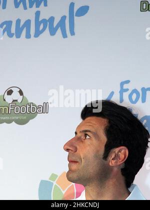 ISTANBUL, TÜRKEI - 3. FEBRUAR: Der berühmte portugiesische Fußballspieler Luis Figo porträtiert am 3. Februar 2012 in Istanbul, Türkei. Stockfoto