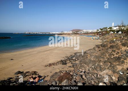 playa dorada Strand am frühen Wintermorgen mit importiertem weißen Sand playa blanca Lanzarote Kanarische Inseln Spanien Stockfoto