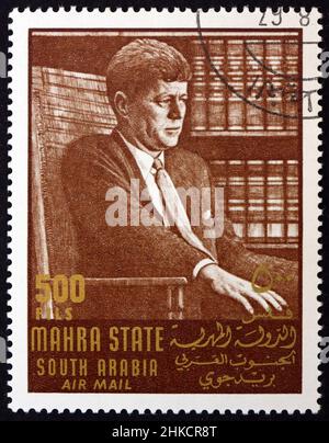 MAHRA STATE - CA. 1967: Eine im Mahra State gedruckte Marke zeigt John F. Kennedy (1917-1963), 35th US-Präsident, Porträt, um 1967 Stockfoto