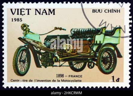 VIETNAM - UM 1985: Eine in Vietnam gedruckte Marke zeigt 1898 Dreiräder aus Frankreich, um 1985 Stockfoto