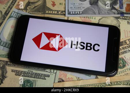 Viersen, Deutschland - Januar 9. 2022: Nahaufnahme des Mobiltelefons mit dem Logo von hsbc, US-Dollar-Papierbanknoten im Hintergrund Stockfoto