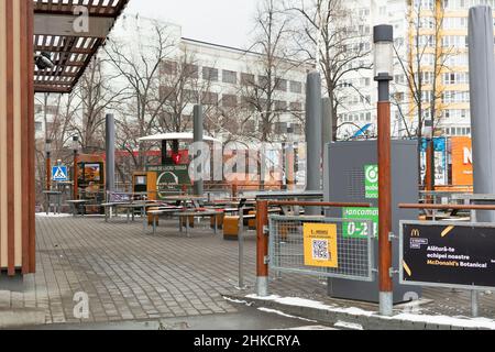 Chisinau, Moldawien - 23. Januar 2022 : McDonald's leere Terrasse aufgrund einer Covid-19-Pandemie. Quarantänemaßnahmen zur Verhinderung der Ausbreitung des Virus. Stockfoto