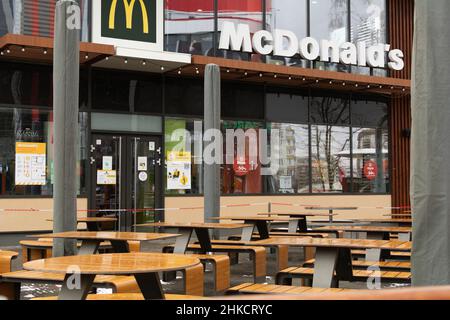 Chisinau, Moldawien - 23. Januar 2022 : McDonald's leere Terrasse aufgrund einer Covid-19-Pandemie. Quarantänemaßnahmen zur Verhinderung der Ausbreitung des Virus. Stockfoto