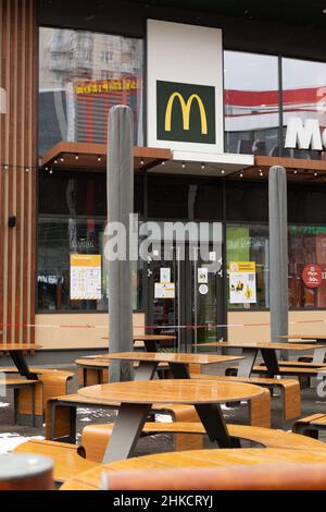 Chisinau, Moldawien - 23. Januar 2022 : McDonald's leere Terrasse aufgrund einer Covid-19-Pandemie. Quarantänemaßnahmen zur Verhinderung der Ausbreitung des Virus. Stockfoto