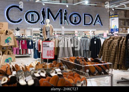 Chisinau, Moldawien - 23. Januar 2022 Ecke der Kleidung Co Moda. Bekleidungsabteilung im Metro Cash Carry-Hypermarkt. Stockfoto