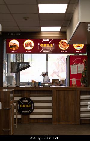 Chisinau, Moldawien - 23. Januar 2022: Grill Metro - Fast-Food-Restaurant im Supermarkt Metro Cash Carry. Fast-Food-Konzept. Stockfoto