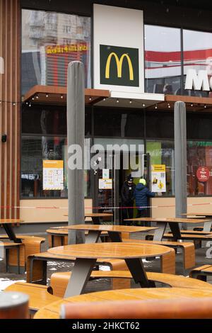 Chisinau, Moldawien - 23. Januar 2022: Zwei Jungen in Schutzmasken kommen aus McDonald's. Stockfoto