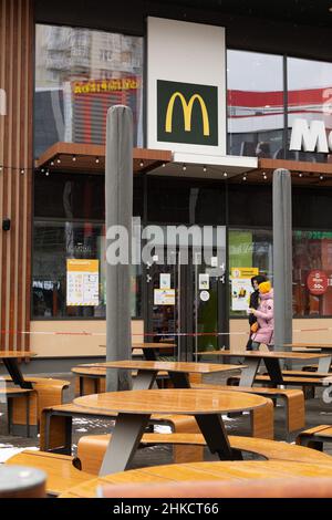 Chisinau, Moldawien - 23. Januar 2022: Nicht identifizierter Junge und Mädchen gehen während der Covid-19-Pandemie in Moldawien zu McDonald's. Stockfoto