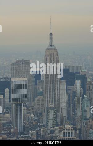 Skyline von New York City - sehr schöne Aufnahme von einem Hubschrauberflug über die Skyline und das Rockefeller Center in der Nähe des Sonnenuntergangs Stockfoto