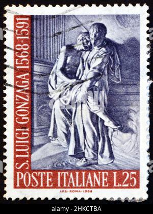 ITALIEN - UM 1968: Eine in Italien gedruckte Briefmarke zeigt St. Aloysius Gonzaga, Skulptur von Pierre Legros, Aloysius Gonzaga ist Jesuitenpater, der diente Stockfoto