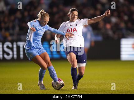 Alex Greenwood (links) von Manchester City und Rachel Williams von Tottenham Hotspur kämpfen im Halbfinale des FA Women's Continental Tires League Cup im Academy Stadium in Manchester um den Ball. Bilddatum: Donnerstag, 3. Februar 2022. Stockfoto