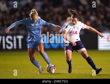 Alex Greenwood (links) von Manchester City und Rachel Williams von Tottenham Hotspur kämpfen im Halbfinale des FA Women's Continental Tires League Cup im Academy Stadium in Manchester um den Ball. Bilddatum: Donnerstag, 3. Februar 2022. Stockfoto