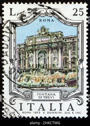 ITALIEN - UM 1973: Eine in Italien gedruckte Briefmarke zeigt den Trevi-Brunnen, Rom, Italien, um 1973 Stockfoto