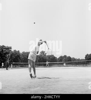 Zwei Männer spielen Tennis, Fairmont Park, Philadelphia, Pennsylvania, USA, Jack Delano, U.S. Office of war Information/USA Farm Security Administration, Juli 1943 Stockfoto