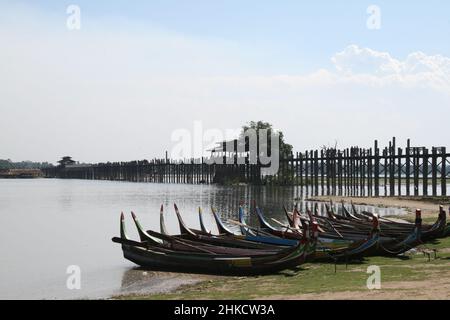 Myanmar Amarapura - U Bein Brücke mit einigen Booten vor Stockfoto