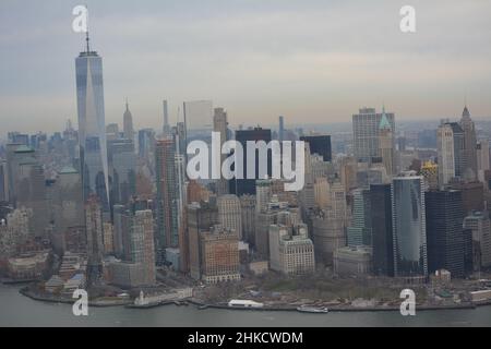 New York City One World Trade Center und Skyline fotografiert während eines Hubschrauberfluges vor Sonnenuntergang Stockfoto