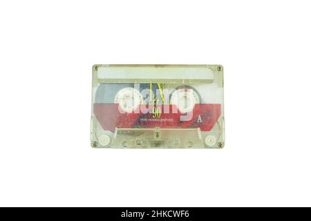 Audio-Kompaktkassette. Audiokassette auf weißem Hintergrund, Vorderansicht. Analoges Format für Audio-Wiedergabe und -Aufnahme Stockfoto
