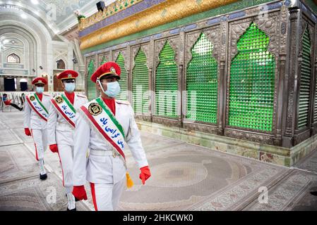 Teheran, Iran. 01st. Februar 2022. Iranische Soldaten der Armee gehen am 1. Februar 2022 am Grab des verstorbenen iranischen Führers Ayatollah Ruhollah Khomeini am ersten Tag des Sieges des Jahrestages der Islamischen Revolution auf dem Friedhof Behesht-e Zahra im Süden Teherans, Iran, vorbei. (Foto: Sobhan Farajvan/Pacific Press/Sipa USA) Quelle: SIPA USA/Alamy Live News Stockfoto