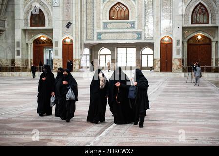 Teheran, Iran. 01st. Februar 2022. Verschleierte Frauen sprechen miteinander, während sie am 1. Februar 2022 am ersten Tag des Sieges zum Jahrestag der Islamischen Revolution auf dem Friedhof Behesht-e Zahra im Süden Teherans, Iran, neben dem Grab des verstorbenen iranischen Führers Ayatollah Ruhollah Khomeini spazieren. (Foto: Sobhan Farajvan/Pacific Press/Sipa USA) Quelle: SIPA USA/Alamy Live News Stockfoto